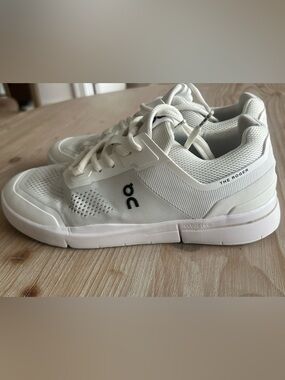 On the Roger Spin Tennis Women Sneaker Size 9